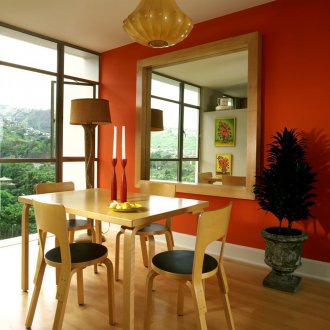 Πορτοκαλί ταπετσαρία στο σπίτι