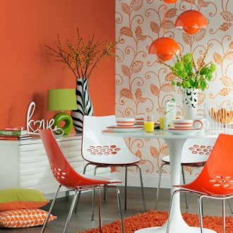 Πορτοκαλί ταπετσαρία στην τραπεζαρία