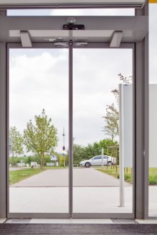 Αυτόματη πόρτα με μηχανισμό ανοίγματος