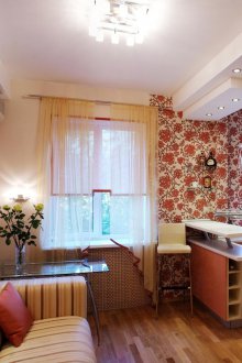 Βουργουνδίας ταπετσαρία στο διαμέρισμα