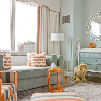 Cortinas com um bandeau para a menina
