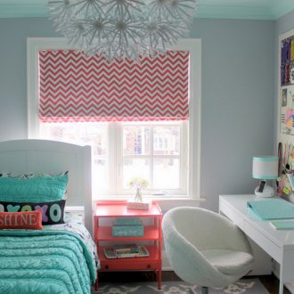 Ρωμαϊκές κουρτίνες στο υπνοδωμάτιο για το κορίτσι