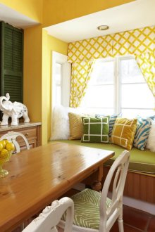 Κίτρινα σύντομα κουρτίνες