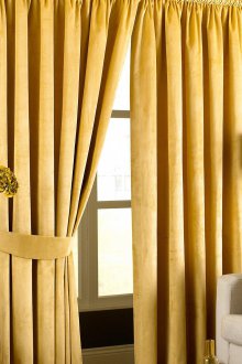 Κίτρινες κουρτίνες με κουτάκια