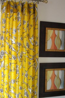 Κίτρινες κουρτίνες με μοτίβο