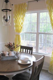 Κίτρινες κουρτίνες στην τραπεζαρία