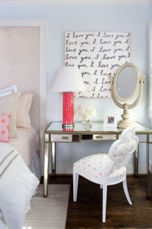 Πίνακας με επιγραφές στο εσωτερικό