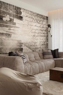 Γκρι ταπετσαρία με επιγραφές