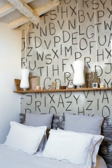 Ταπετσαρία με επιγραφές στο υπνοδωμάτιο