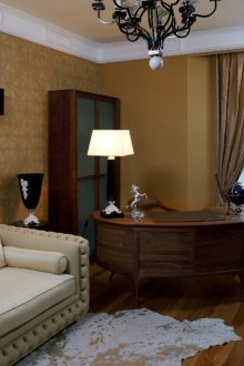 Ταπετσαρία κάτω από το δέρμα στο γραφείο