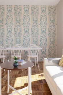 Βανδαλιστική ταπετσαρία με μπλε μοτίβο