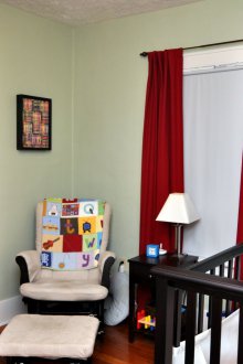 Κόκκινες κουρτίνες για ένα αγόρι