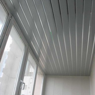 Panourile de pe tavanul balconului