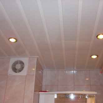 Γυαλιστερό πάνελ στην οροφή