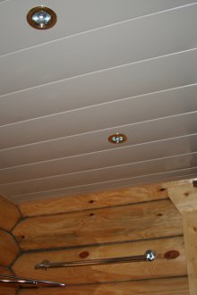 Πάνελ στο ανώτατο όριο ενός εξοχικού σπιτιού