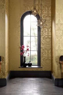 Χρυσό ταπετσαρία με μαύρα έπιπλα