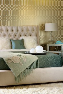 Χρυσό ταπετσαρία με γεωμετρικό μοτίβο.