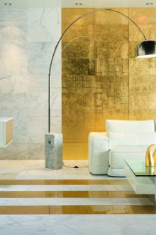 Χρυσό ταπετσαρία στο σαλόνι