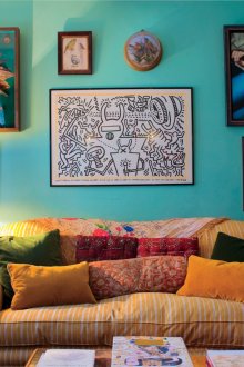 Μικρό σαλόνι με στυλ στυλ με σμαραγδένους τοίχους