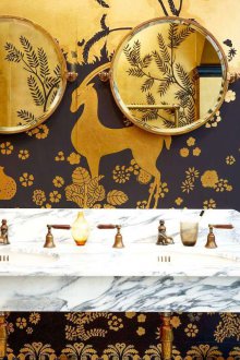 Χρυσό ταπετσαρία στο μπάνιο