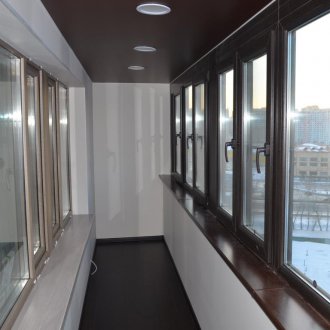 Καφέ οροφή στο μπαλκόνι