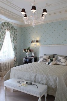 Μπλε κουρτίνες σε κλασικό στιλ.