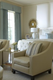 Μπλε κουρτίνες στο υπνοδωμάτιο