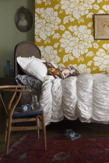 Κίτρινη ταπετσαρία με floral διακόσμηση