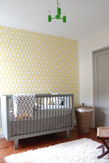 Κίτρινη ταπετσαρία στον παιδικό σταθμό