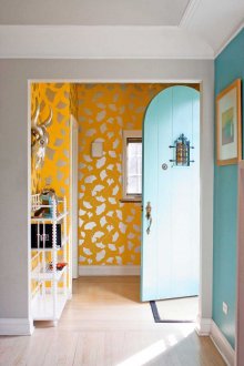 Κίτρινη ταπετσαρία στο σπίτι