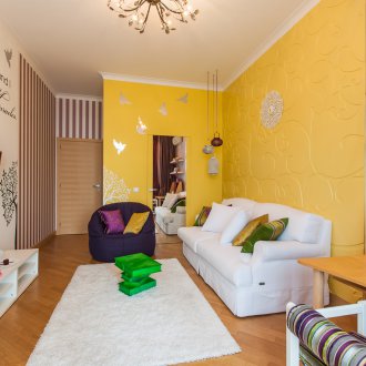 Κίτρινη ταπετσαρία στο σαλόνι