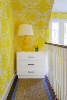 Κίτρινο ταπετσαρία με στολίδι