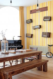 Κίτρινη ριγέ ταπετσαρία