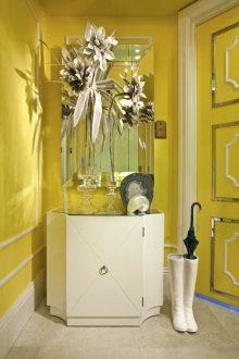 Κίτρινη ταπετσαρία στο διάδρομο