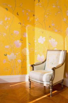 Κίτρινη ταπετσαρία σε κλασικό στιλ