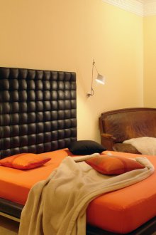 Κίτρινη ταπετσαρία στο υπνοδωμάτιο