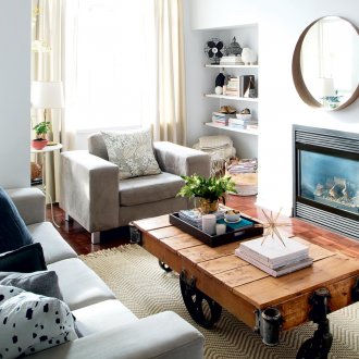 Μικρό σαλόνι με ξύλινο τραπέζι