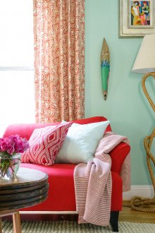 Boho στυλ καθιστικό με την αρχική επιτραπέζια λάμπα