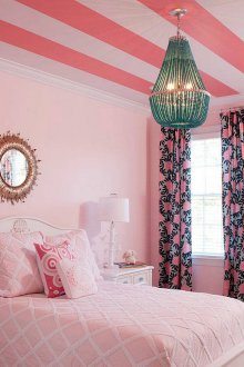 Ροζ ταπετσαρία στην οροφή