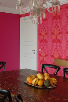 Ροζ ταπετσαρία με μοτίβο