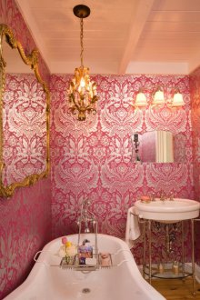 Ροζ ταπετσαρία στο μπάνιο