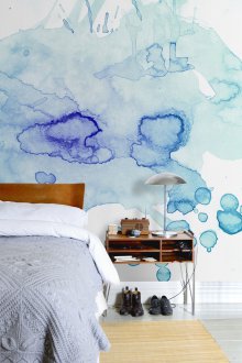 Blauw behang met abstracte print