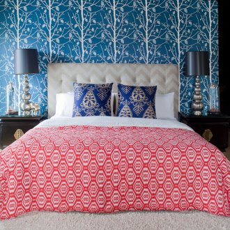 Μπλε ταπετσαρία με ένα μοτίβο δέντρων