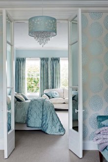 Μπλε ταπετσαρία με μοτίβο