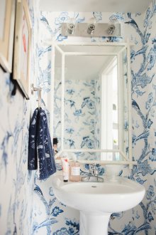 Μπλε ταπετσαρία στο μπάνιο