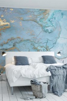 Μπλε ταπετσαρία με χρυσή διακόσμηση