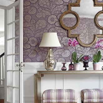 Μωβ ταπετσαρία με μοτίβο