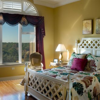 Υπνοδωμάτιο με μεγάλο παράθυρο τύπου boho