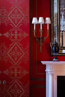 Κόκκινη ταπετσαρία στο σαλόνι