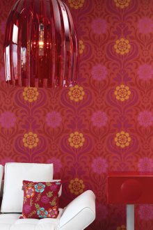 Κόκκινη ταπετσαρία στο εσωτερικό